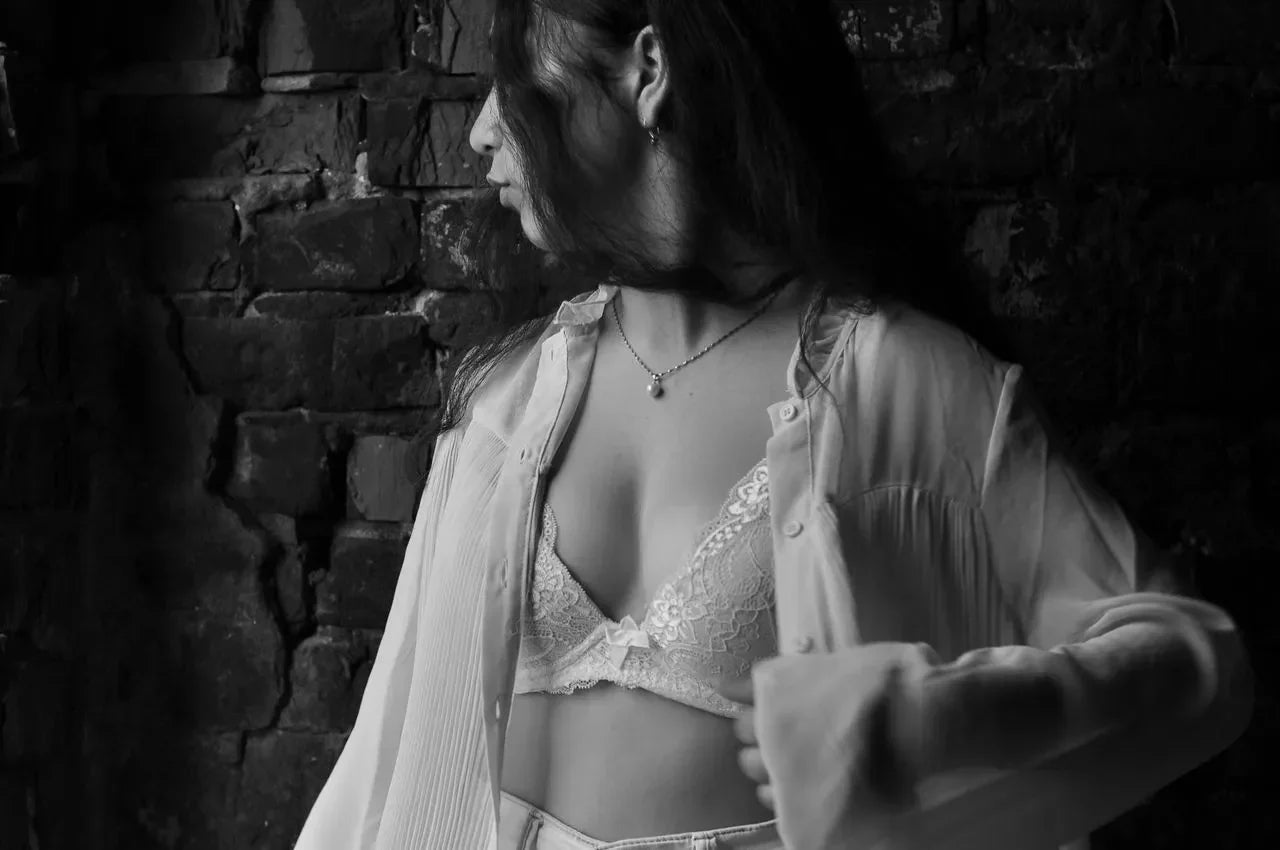 Soutien-gorge sous les vêtements : coupe, décolleté et matière