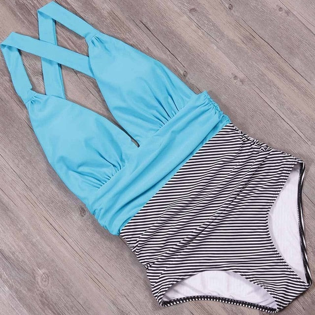 Maillot de bain une pièce à décolleté halter et fronces sculptantes à rayures