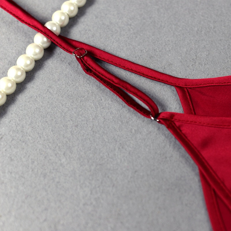 Chemise de nuit à fines bretelles à dos spectaculairement découpé