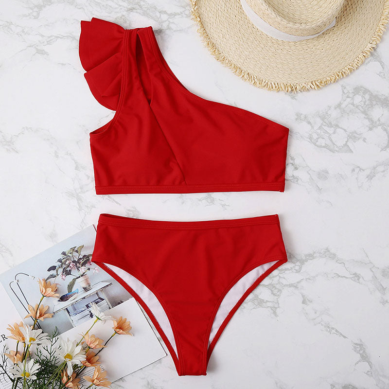 Maillot de bain 2 pièces sur une épaule à volant