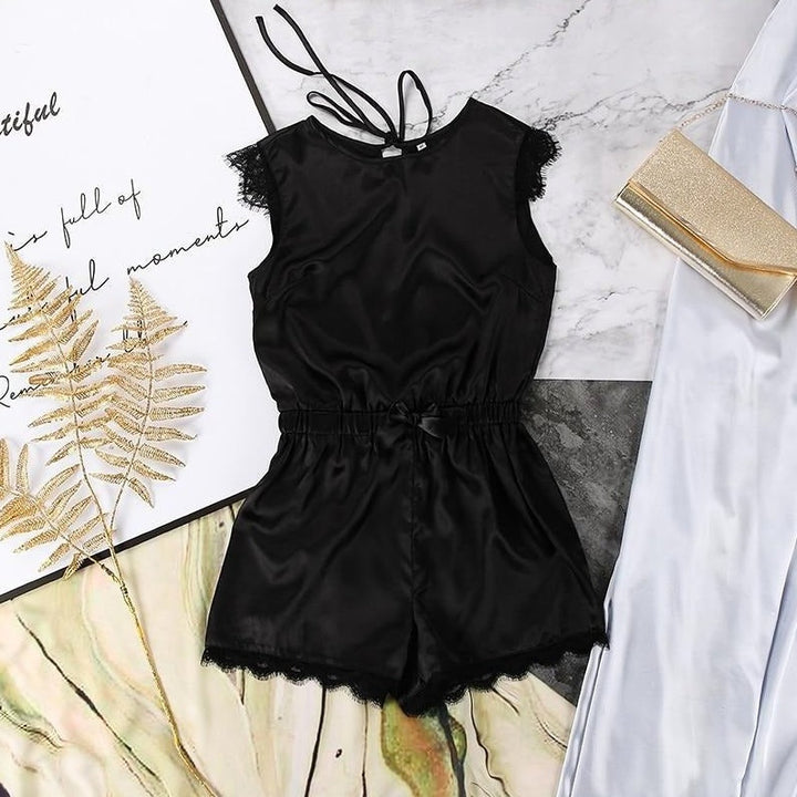 Lingerie de nuit à dos découpé