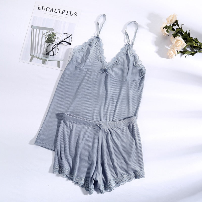 Pyjama 2 pièces avec top à fines bretelles et short à finitions en dentelle