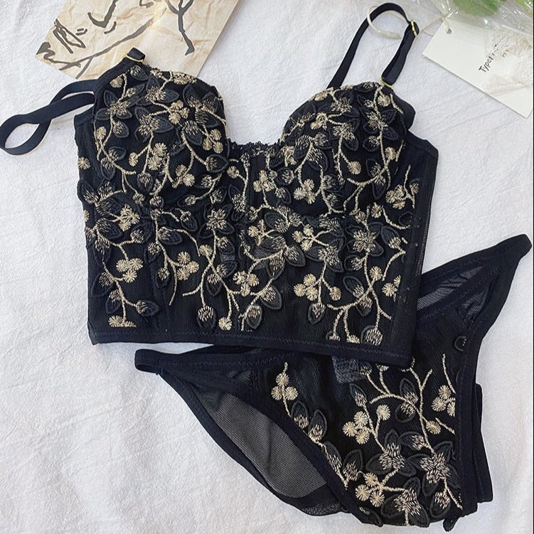 Ensemble de lingerie brodé