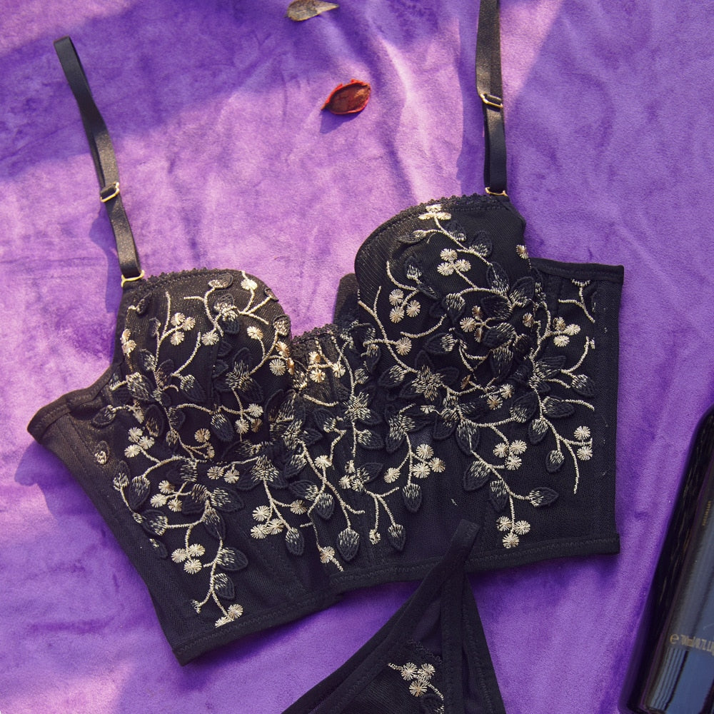 Ensemble de lingerie brodé