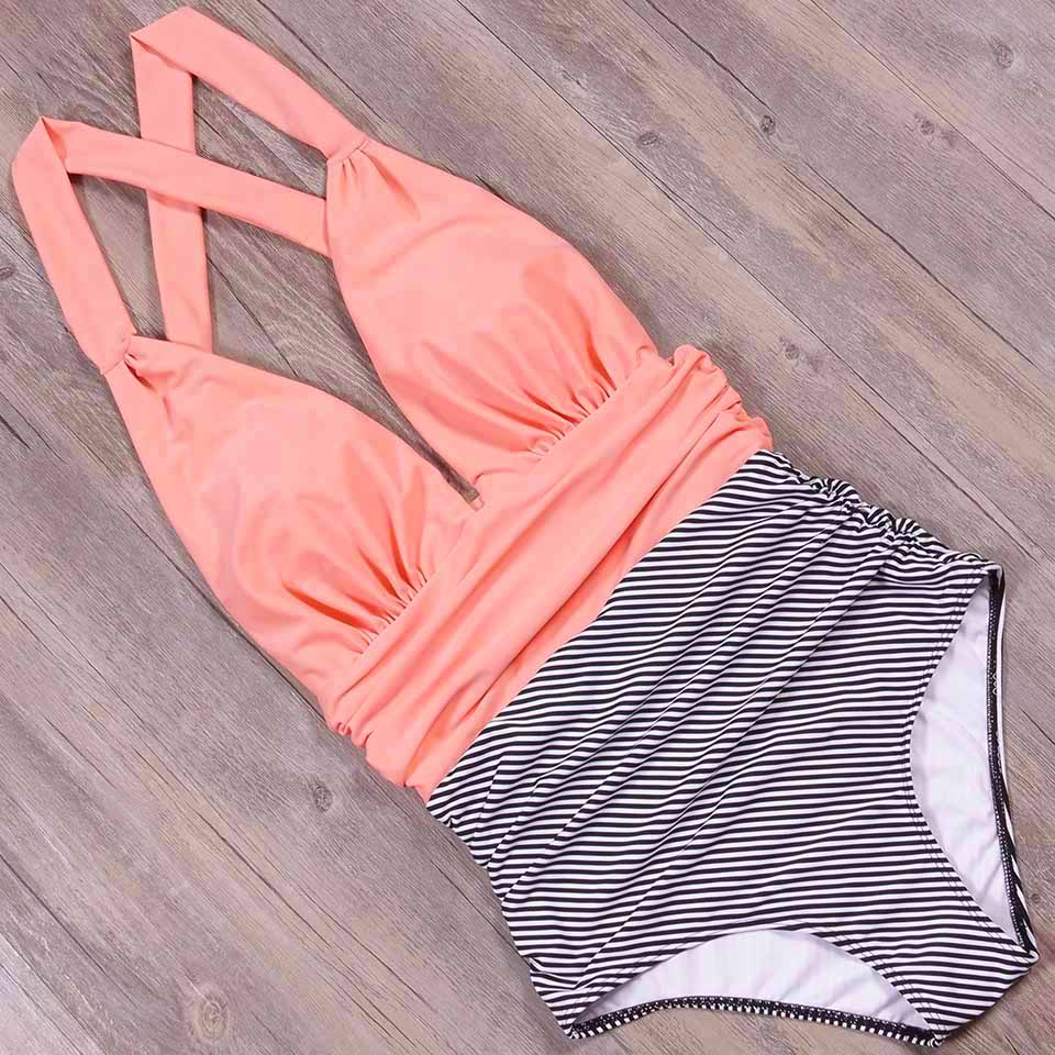 Maillot de bain une pièce à décolleté halter et fronces sculptantes à rayures