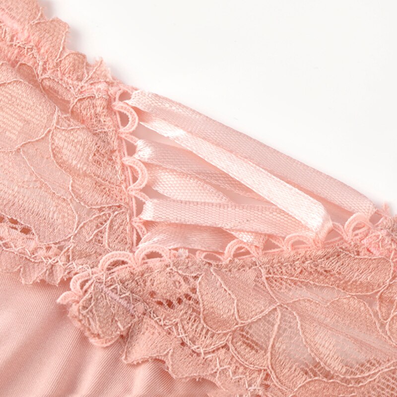 Strings en dentelle à nœuds