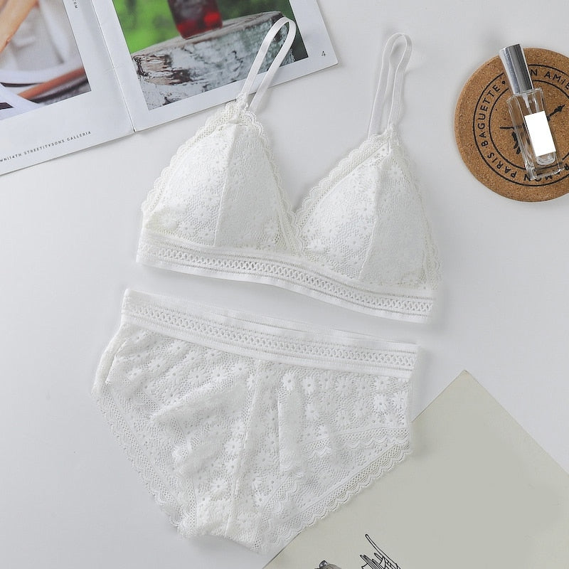 Lingerie en dentelle à finitions décoratives