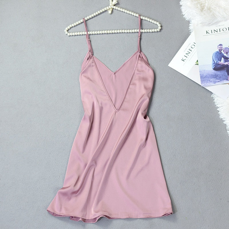 Chemise de nuit à fines bretelles à dos spectaculairement découpé