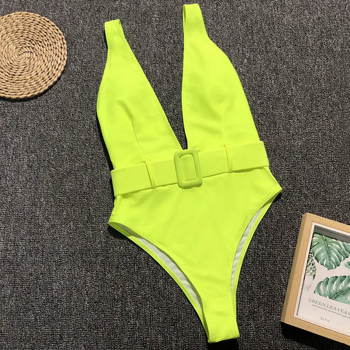 Maillot de bain avec ceinture et décolleté profond