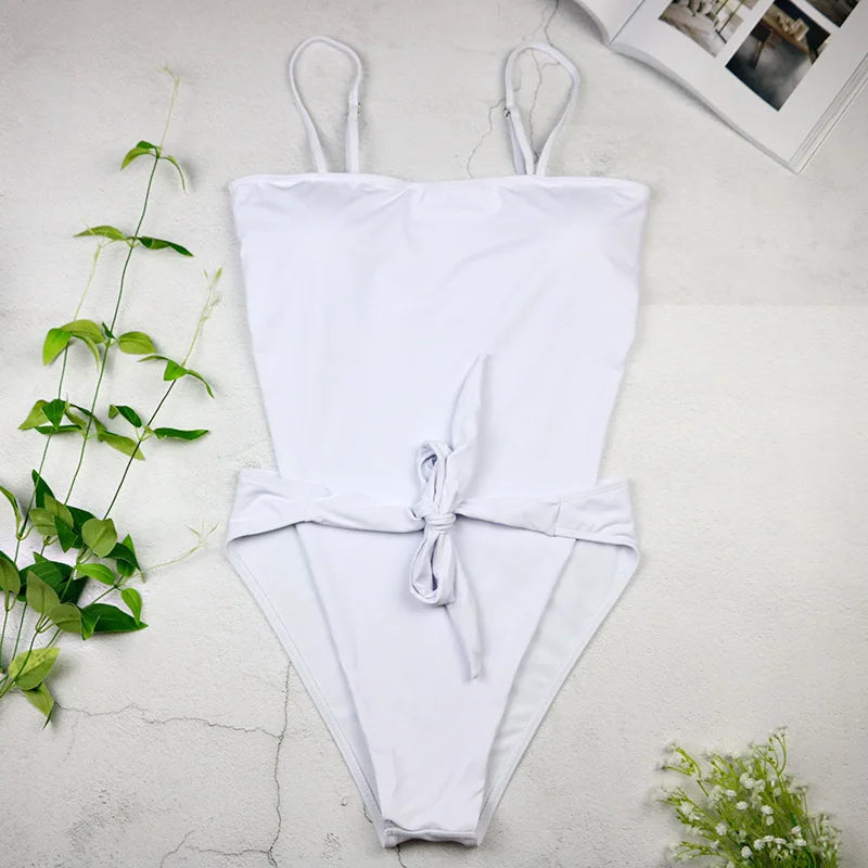 Maillot de bain une pièce avec découpe dans le dos