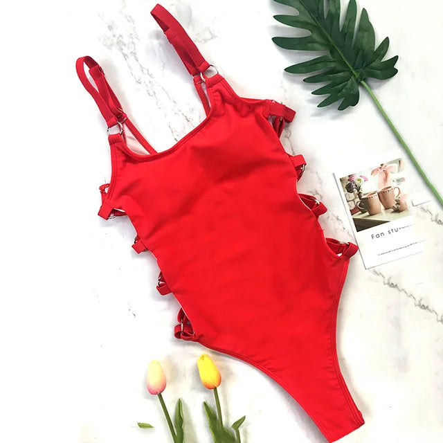 Maillot de bain avec découpes sur les côtés