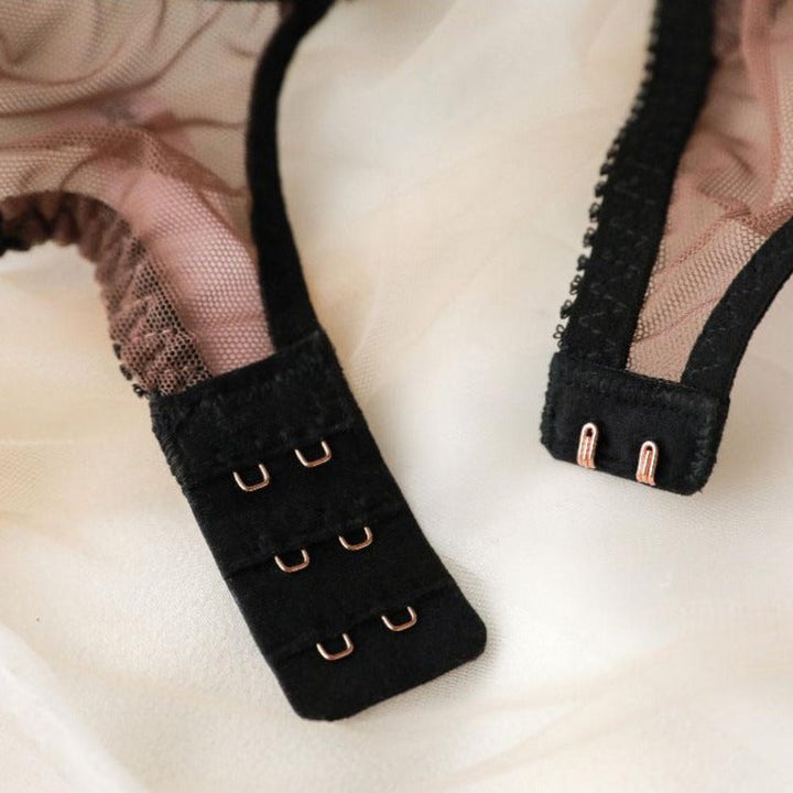 Ensemble en dentelle nude à broderies noires