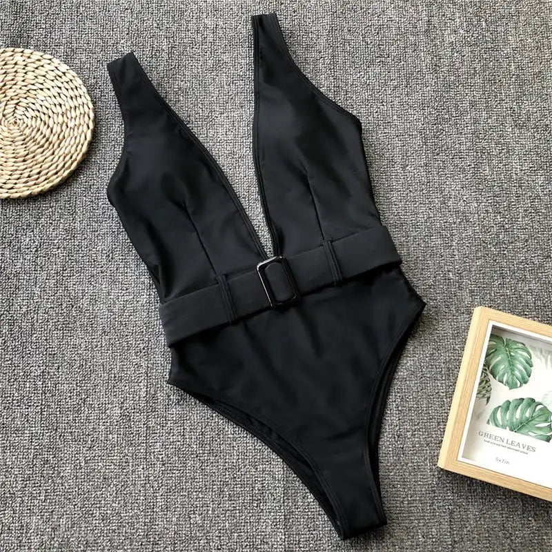 Maillot de bain à ceinture et décolleté plongeant