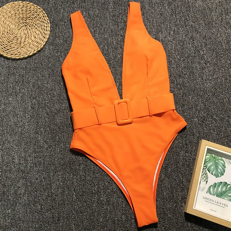 Maillot de bain avec ceinture et décolleté profond