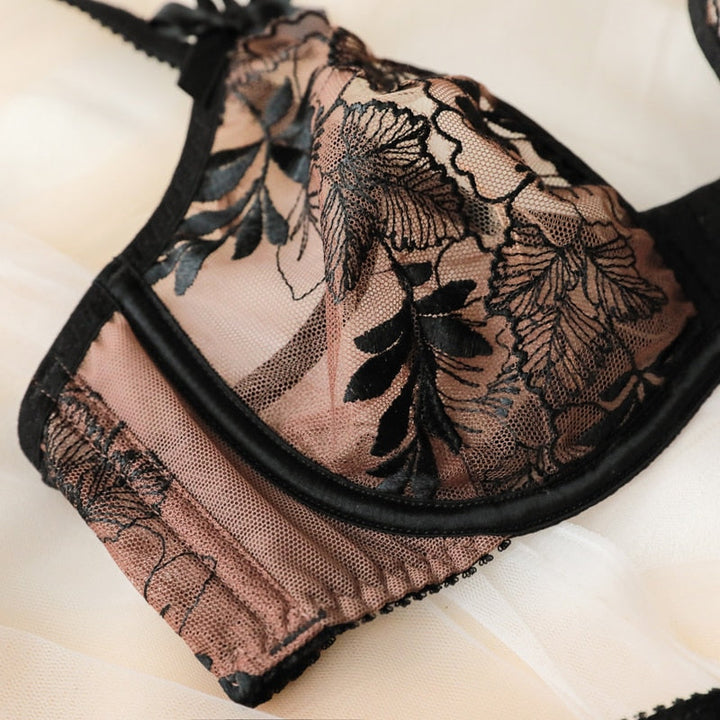 Ensemble en dentelle nude à broderies noires
