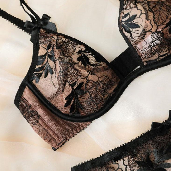 Ensemble en dentelle nude à broderies noires