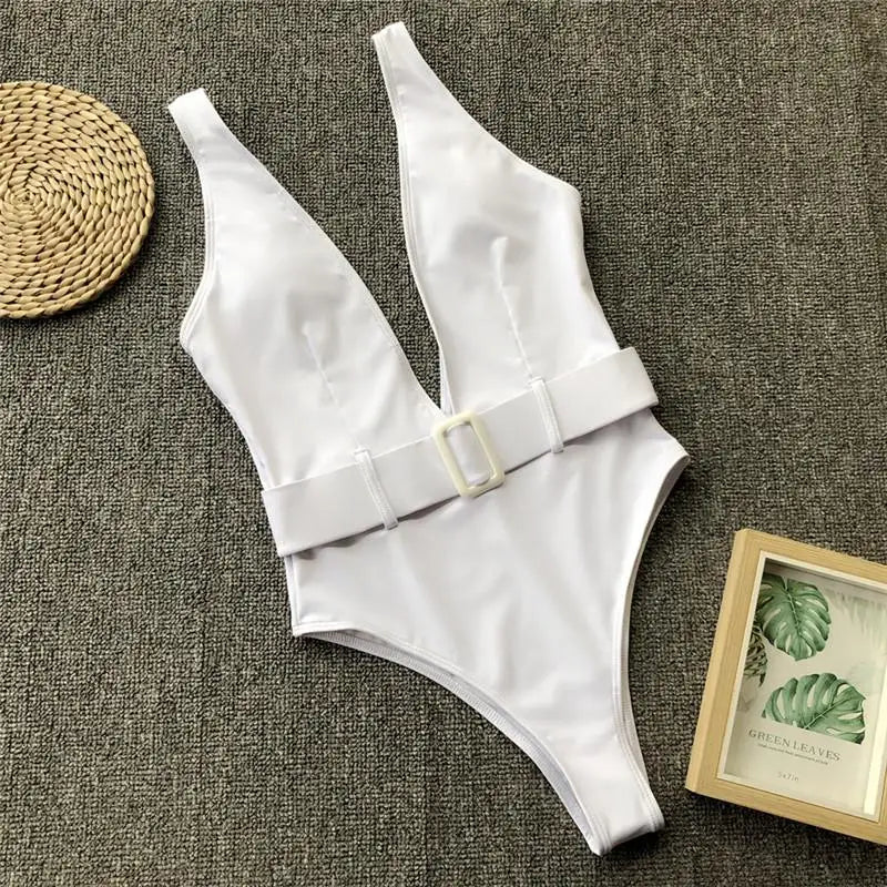 Maillot de bain avec ceinture et décolleté profond