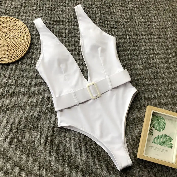 Maillot de bain avec ceinture et décolleté profond