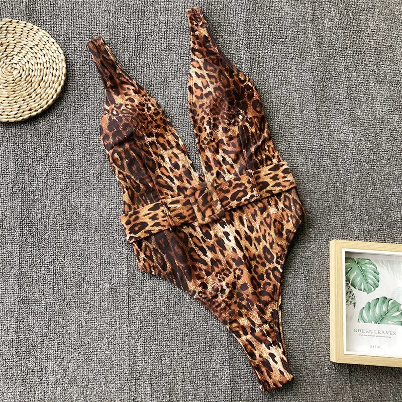 Maillot de bain avec ceinture et décolleté profond