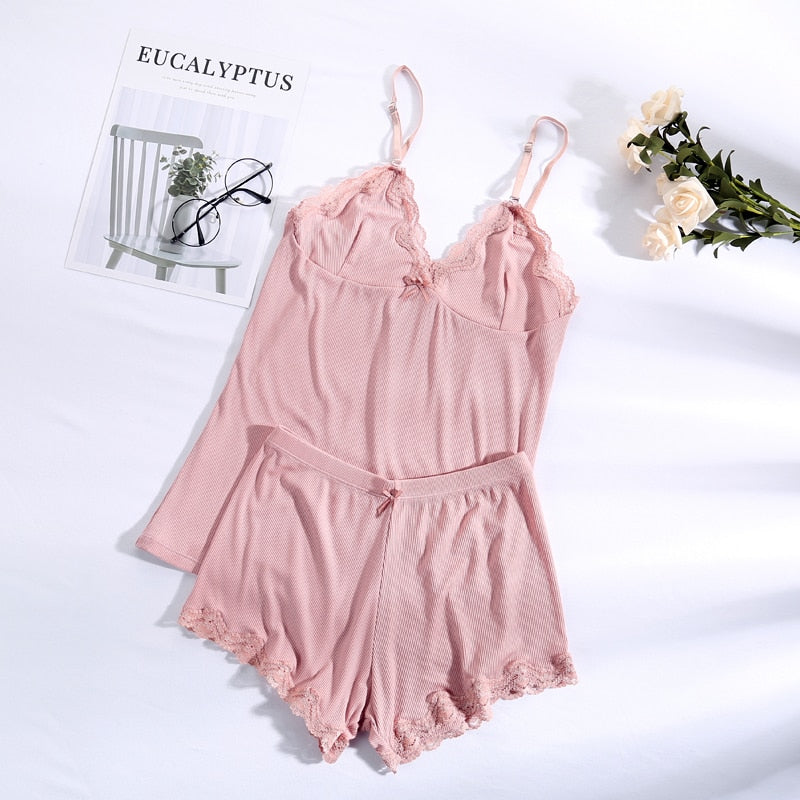 Pyjama 2 pièces avec top à fines bretelles et short à finitions en dentelle