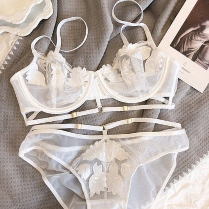 Ensemble de lingerie en dentelle à brides décoratives