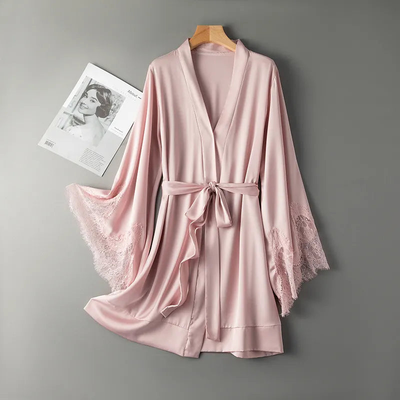 Peignoir en satin à manches en dentelle