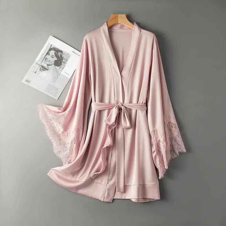 Peignoir en satin à manches en dentelle