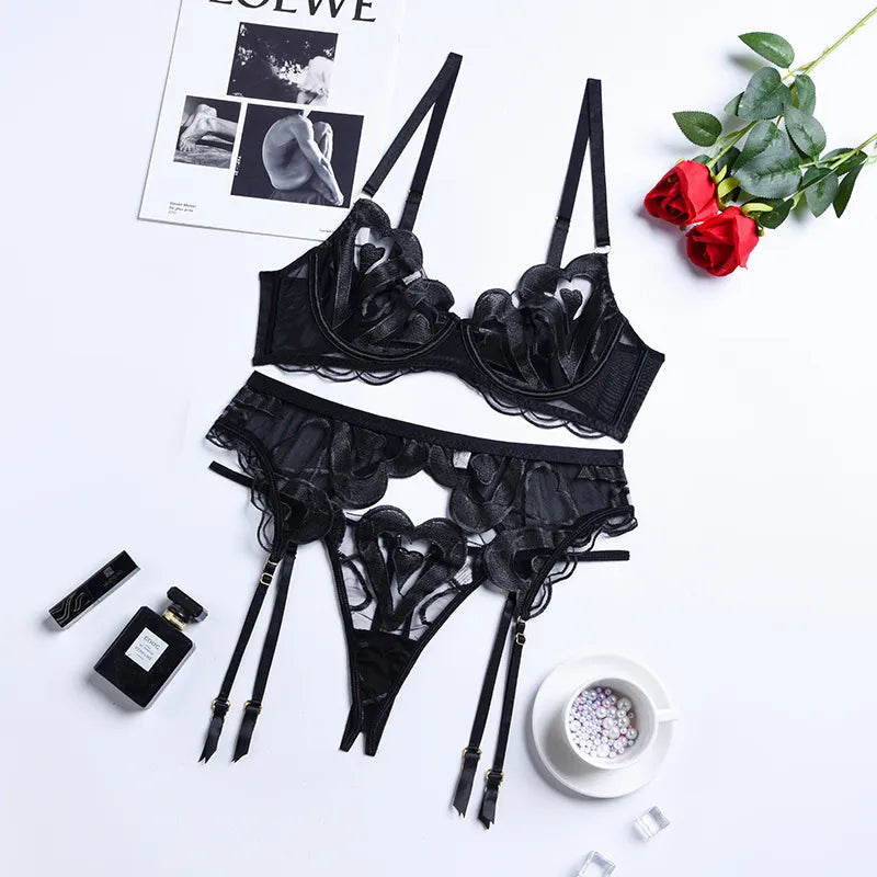 Ensemble de lingerie en dentelle à broderie cœurs