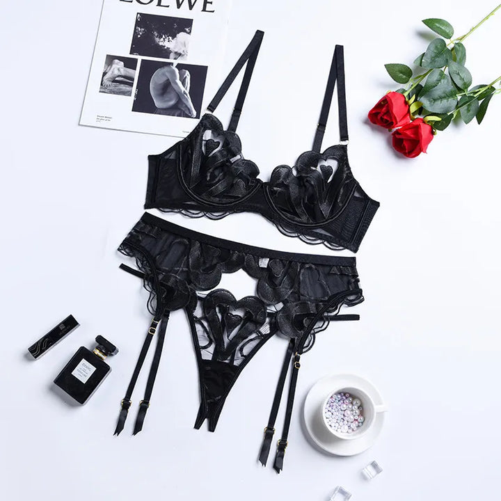 Ensemble de lingerie en dentelle à broderie cœurs