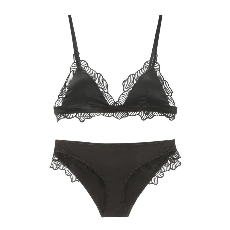 Ensemble de lingerie en satin à finitions décoratives