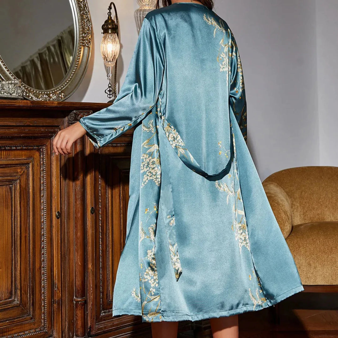 Chemise de nuit en satin avec peignoir