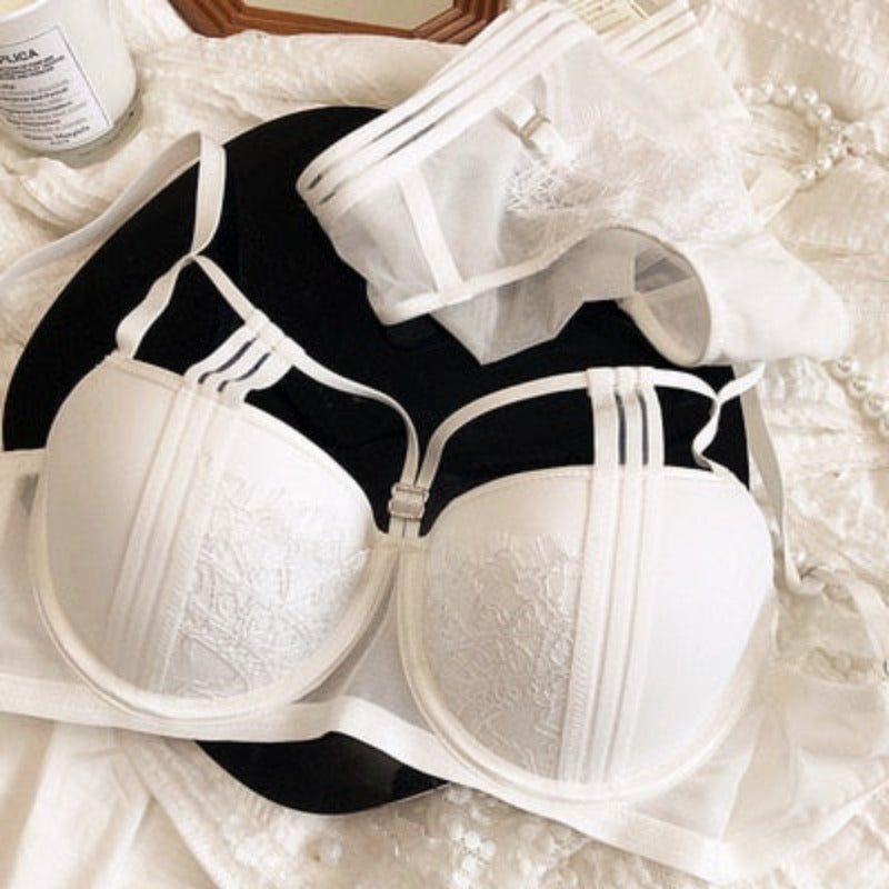 Ensemble de lingerie à brides décoratives au décolleté