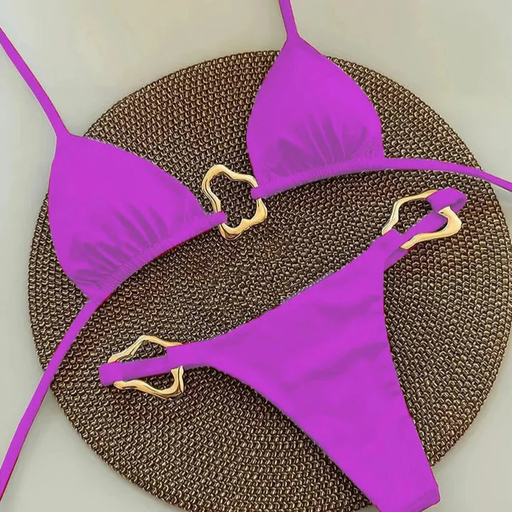 Maillot de bain 2 pièces à bonnets triangle et boucles dorées décoratives