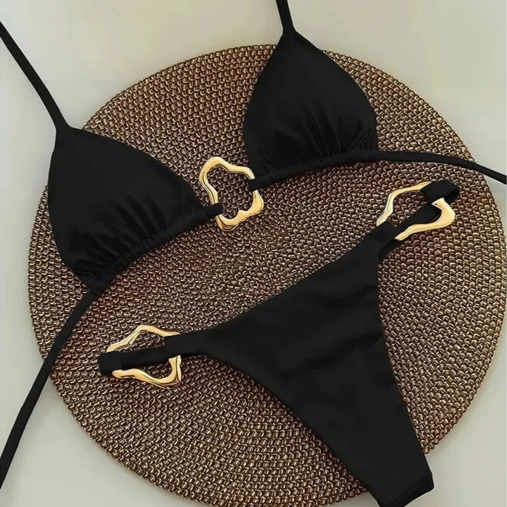Maillot de bain 2 pièces à bonnets triangle et boucles dorées décoratives