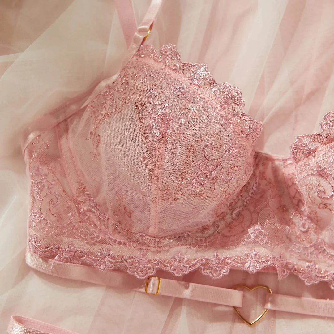 Ensemble de lingerie 2 pièces avec broderie florale, armatures et détails en forme de cœur