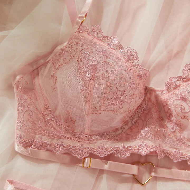 Ensemble de lingerie 2 pièces avec broderie florale, armatures et détails en forme de cœur
