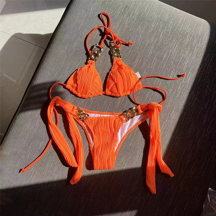 Bikini 2 pièces avec chaînes dorées décoratives et tissu plissé