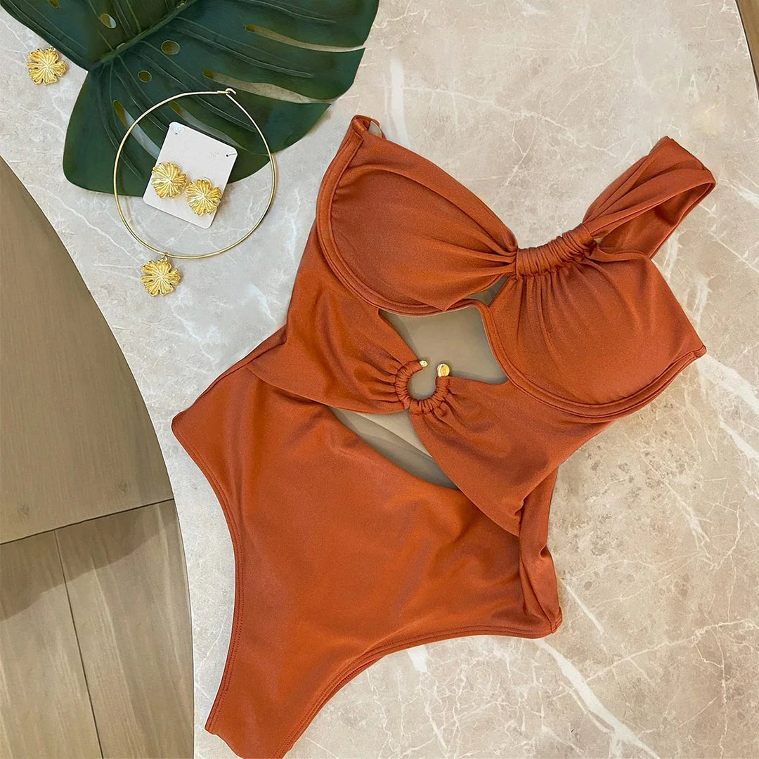 Maillot de bain sur une épaule