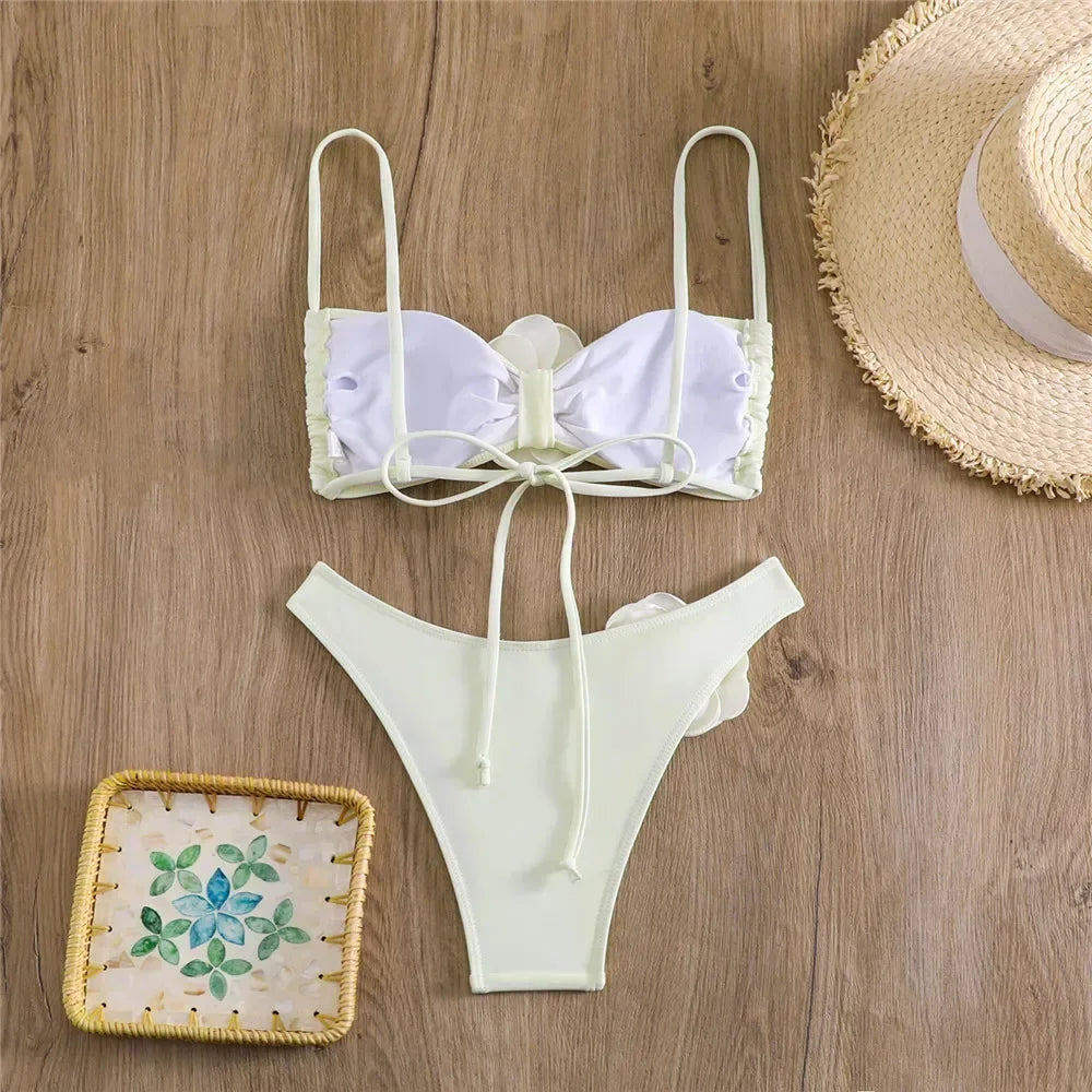 Bikini avec fleur décorative