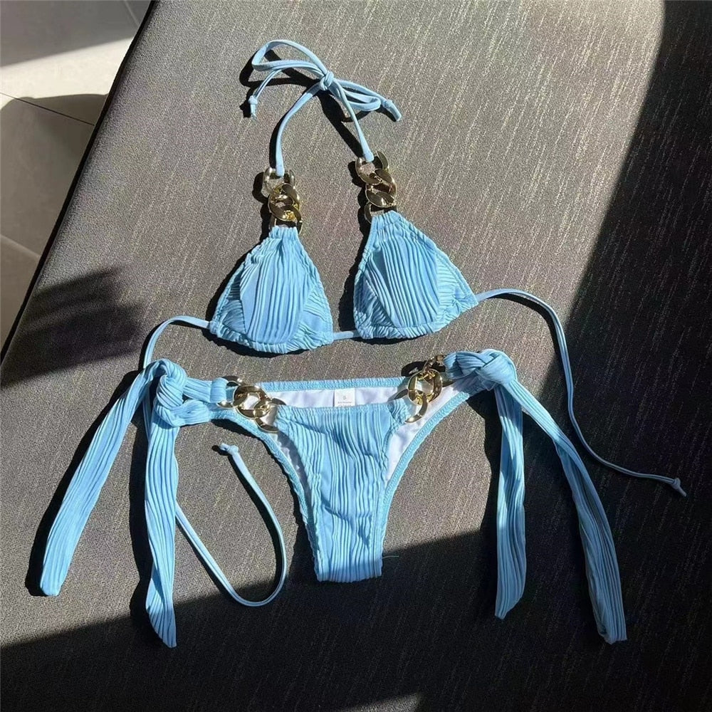 Bikini 2 pièces avec chaînes dorées décoratives et tissu plissé