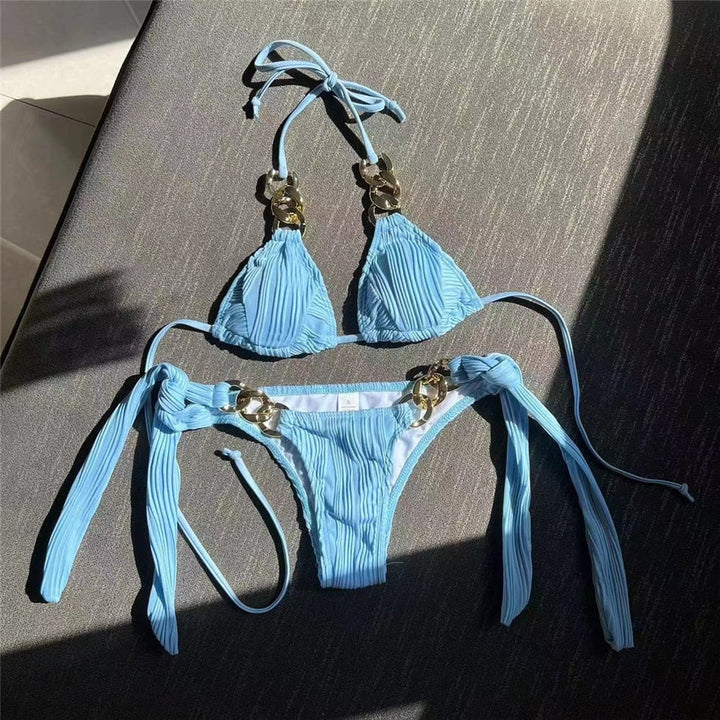 Bikini 2 pièces avec chaînes dorées décoratives et tissu plissé