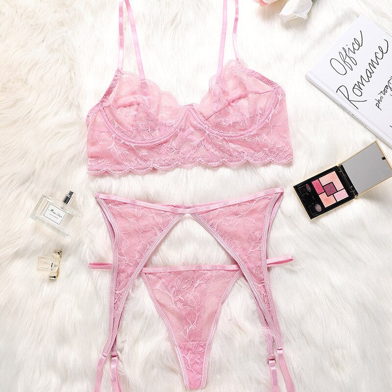 Ensemble de lingerie 3 pièces avec broderie en dentelle et porte-jarretelles