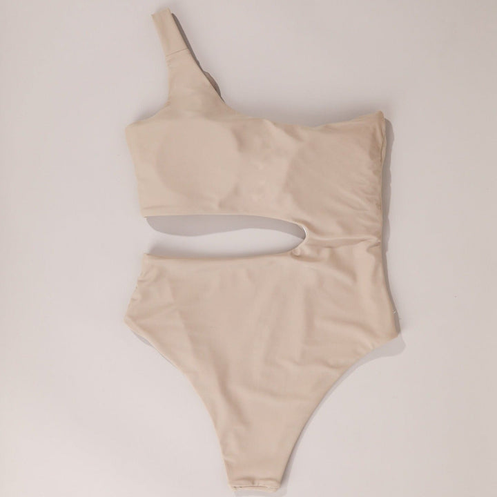Maillot de bain sur une épaule à découpe à la taille
