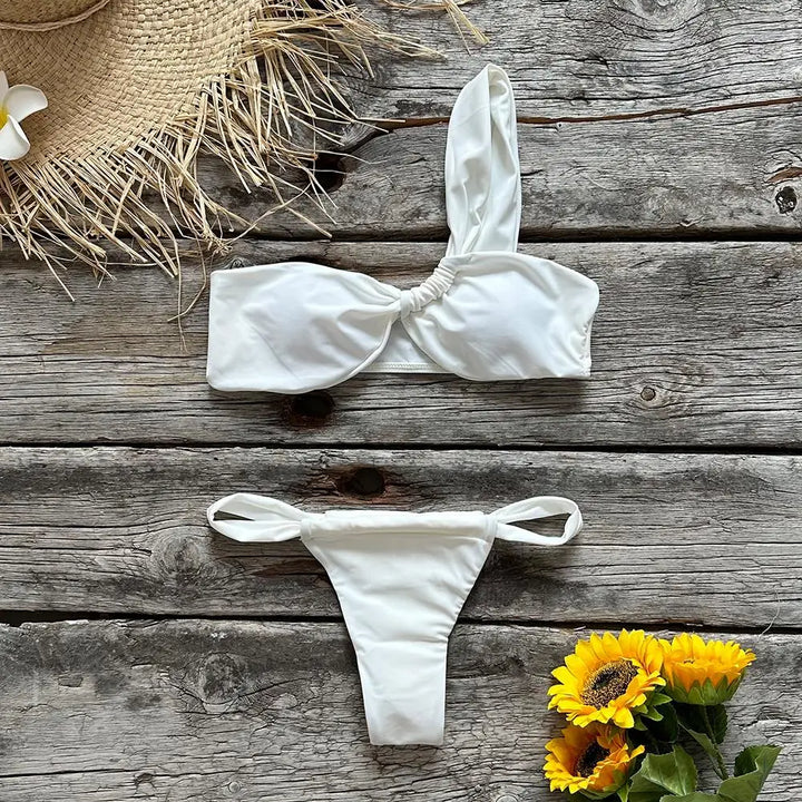 Bikini à nouer sur une épaule