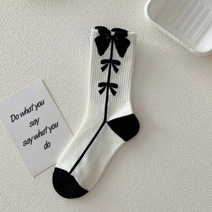 Chaussettes noires et blanches