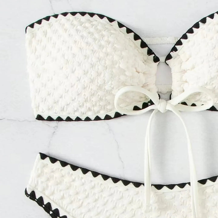 Maillot de bain bandeau 2 pièces à laçage décoratif et matière texturée
