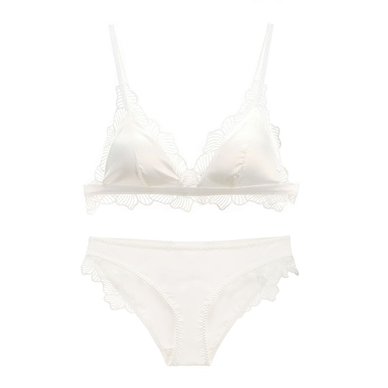 Ensemble de lingerie en satin à finitions décoratives