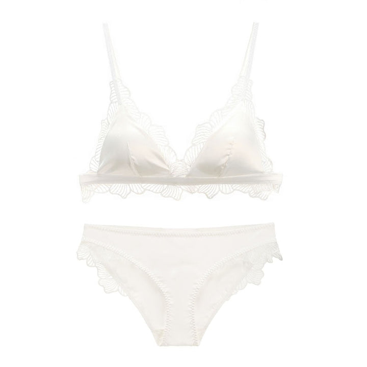 Ensemble de lingerie en satin à finitions décoratives