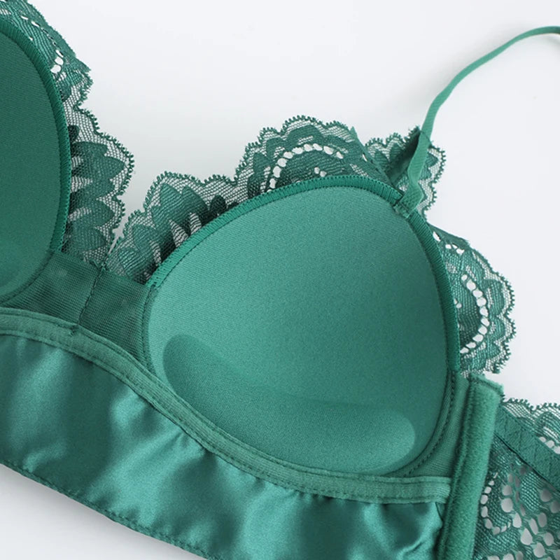 Lingerie en dentelle à soutien-gorge triangle