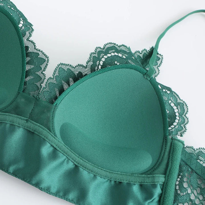 Lingerie en dentelle à soutien-gorge triangle